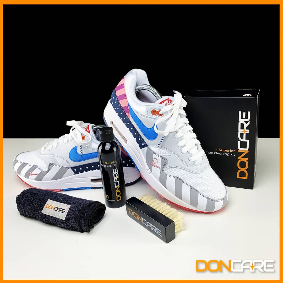 Sneakers neuves à la sortie de boîte prêtes pour les premiers réflexes d'entretien et d'imperméabilisation