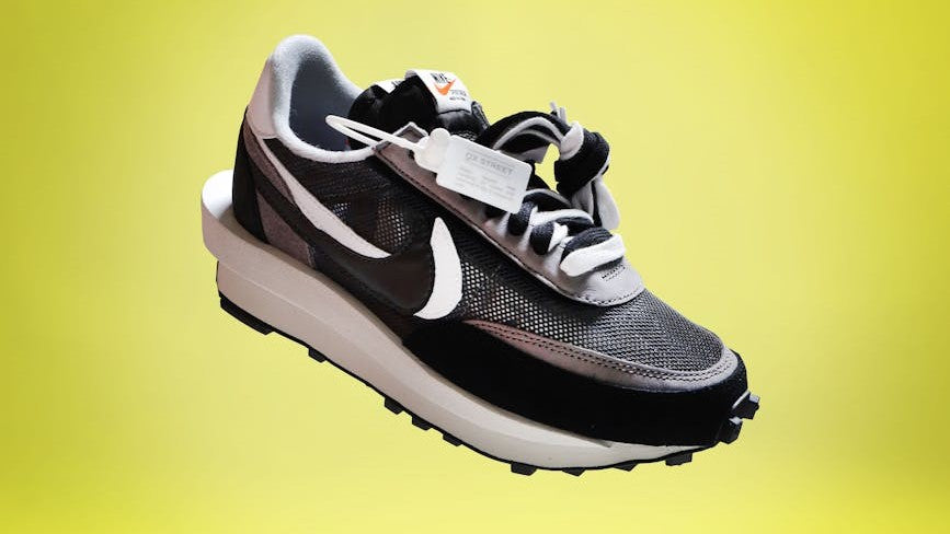 Semelles intérieures de sneakers retirées pour être nettoyées