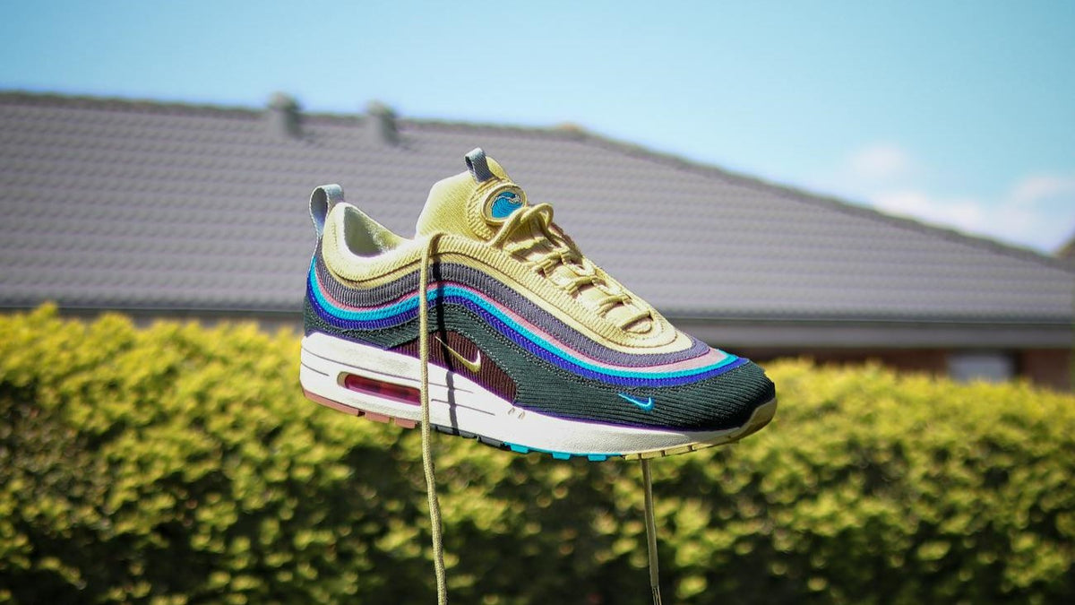 Sneakers Nike illustrant le choix du nettoyage selon la matière