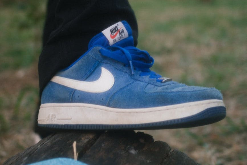 Sneakers et accessoires illustrant les erreurs à éviter pendant le nettoyage