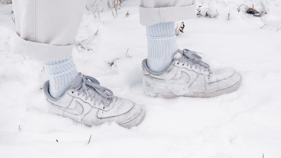 Air Force 1 blanches illustrant un nettoyage doux