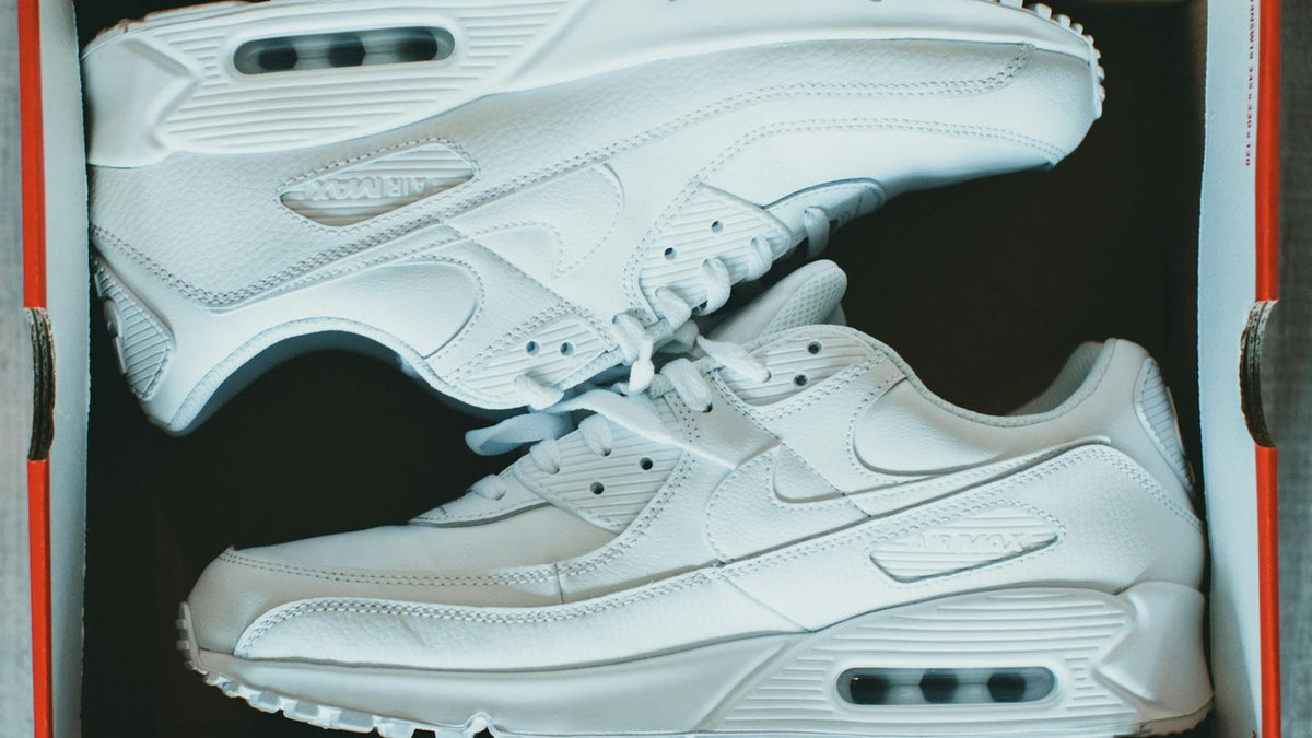 Plusieurs paires de sneakers illustrant l’intérêt de les alterner
