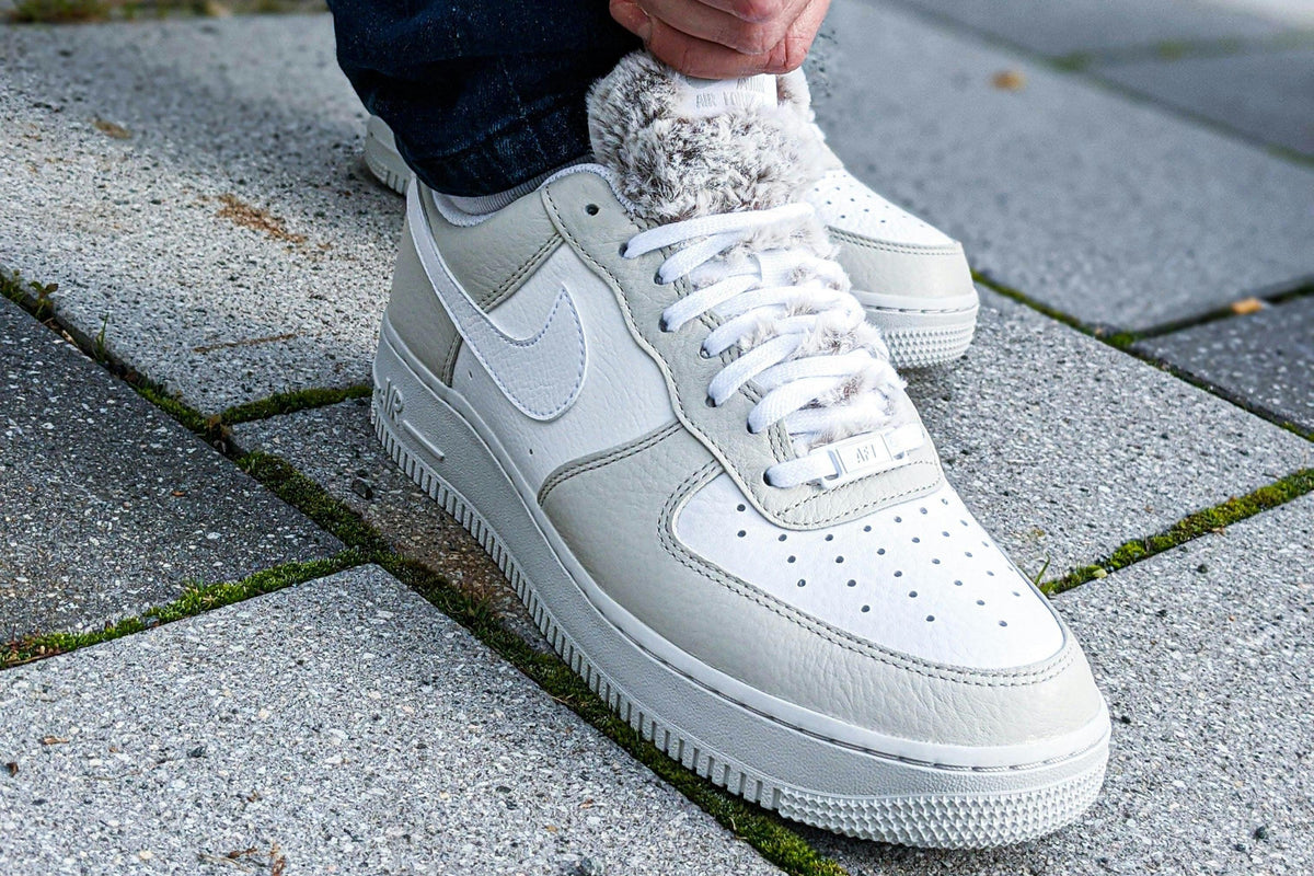 Sneakers blanches illustrant l’entretien contre les mauvaises odeurs