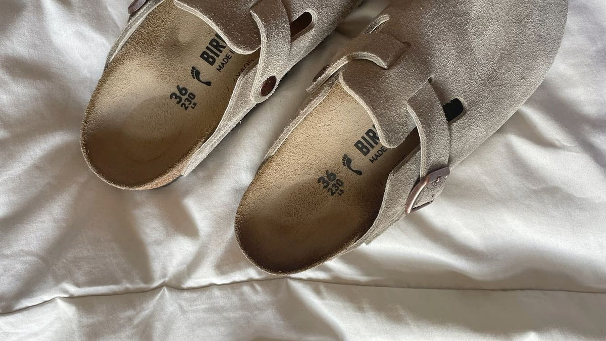 Birkenstock illustrant les précautions d’entretien selon la matière