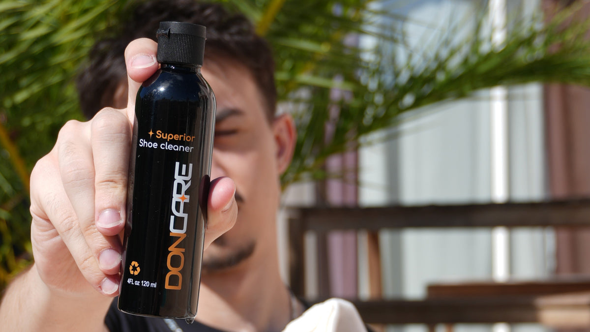 Flacon nettoyant DonCare présenté avec des sneakers