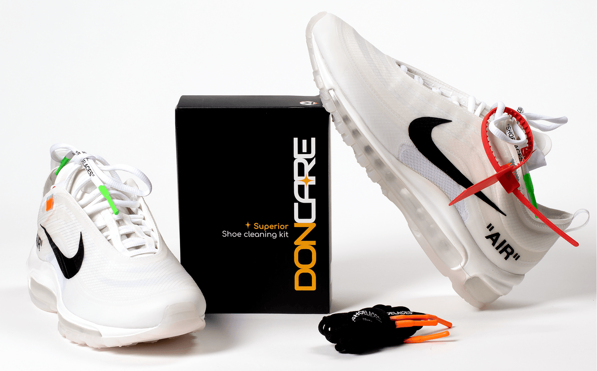 Semelles de sneakers illustrant le phénomène de jaunissement