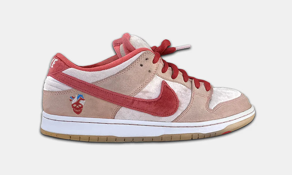 Sneakers en daim rose après un nettoyage soigneux