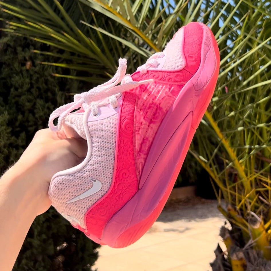 Sneakers en mesh séchant à l'air libre après un nettoyage DonCare