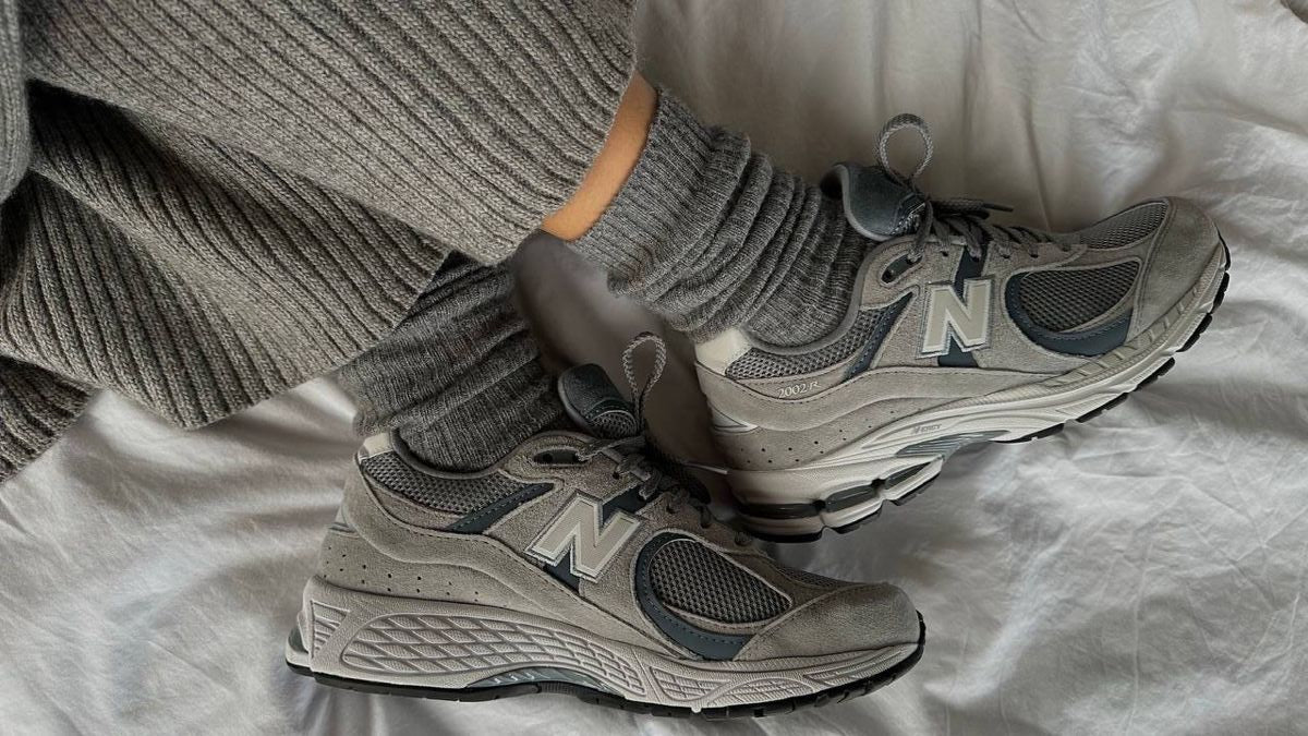 Sneakers New Balance illustrant le choix du nettoyage selon la matière