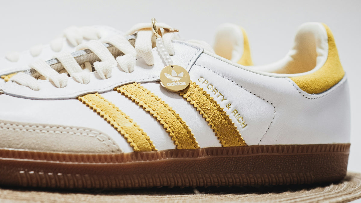 Sneakers Adidas illustrant le choix du nettoyage selon la matière