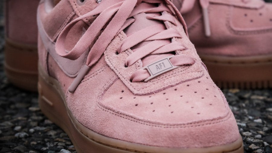 Sneaker en daim illustrant les erreurs de nettoyage à éviter