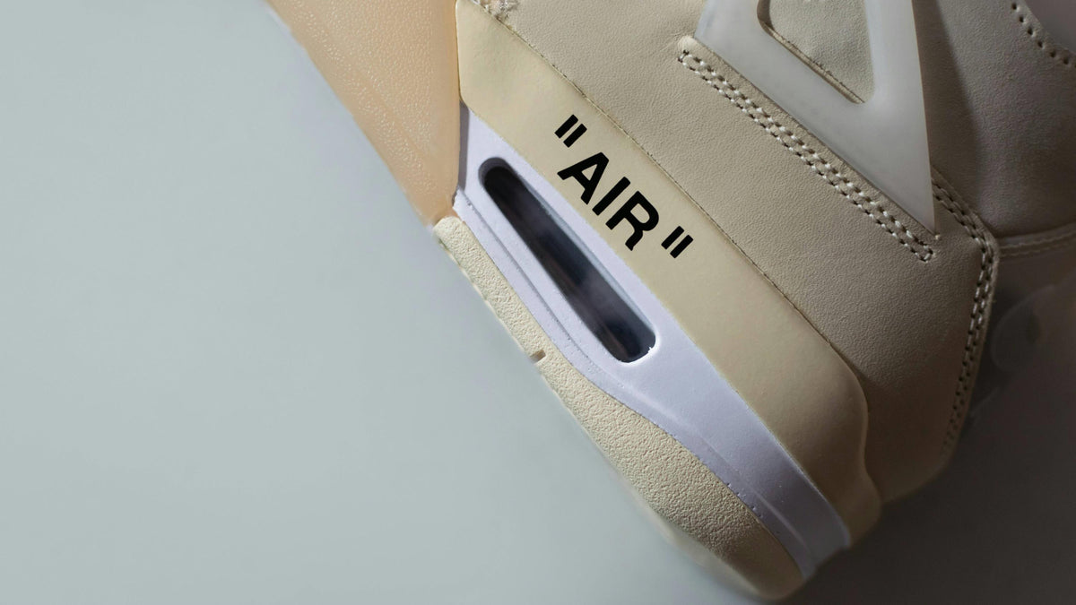 Sneakers et accessoires illustrant les idées reçues sur le nettoyage