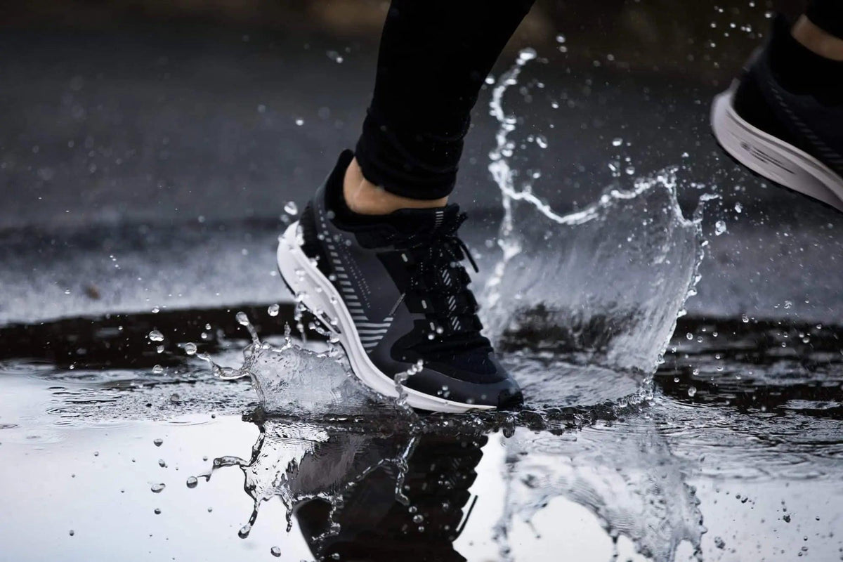 Sneakers exposées à l’humidité pour illustrer l’imperméabilisation