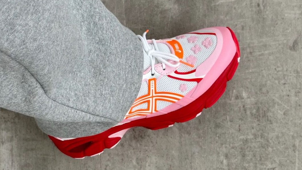 Sneakers ASICS illustrant un entretien adapté à leurs matières