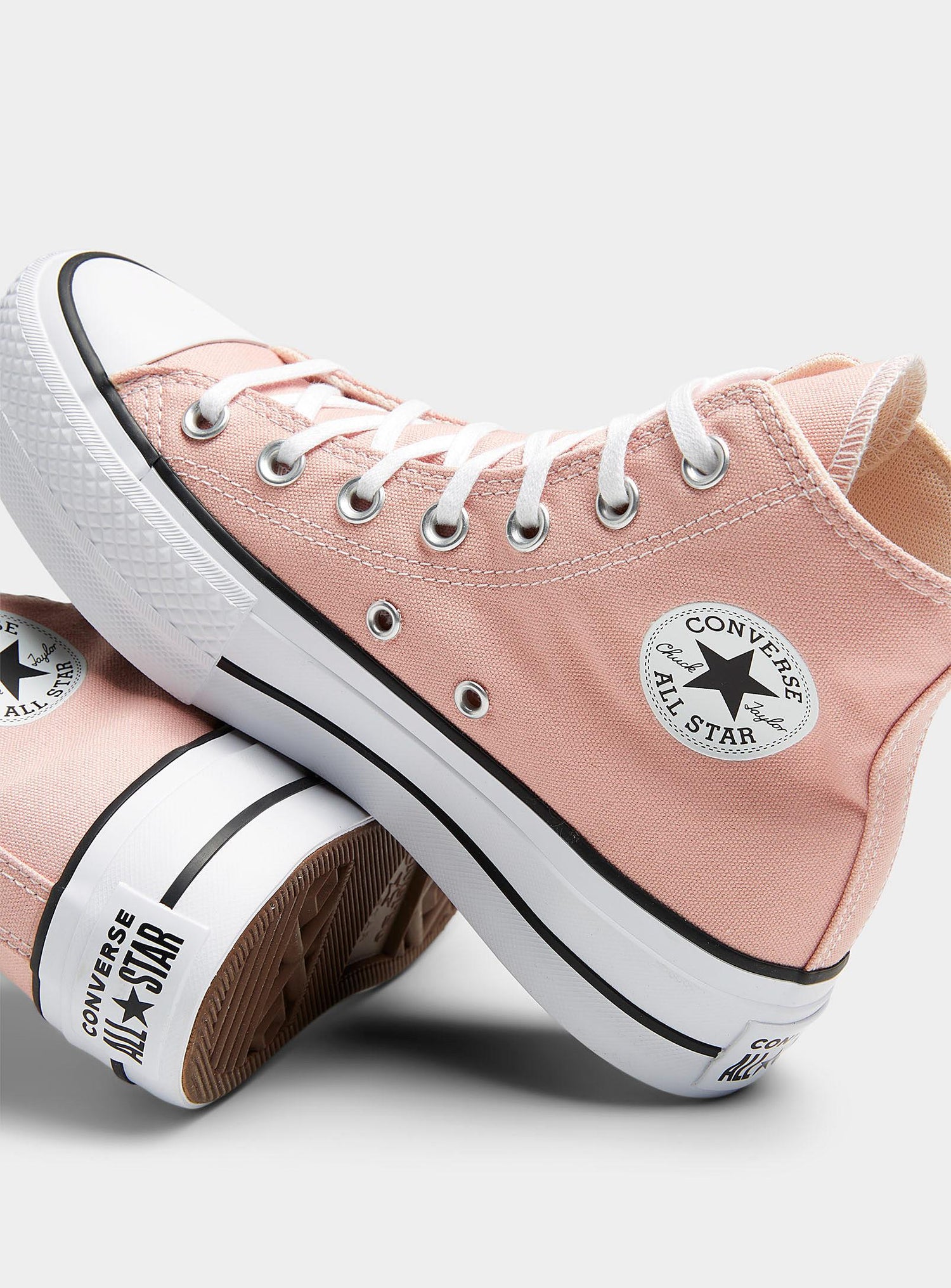 Nettoyez vos Converse en un instant grâce à Don Care Cleaner !