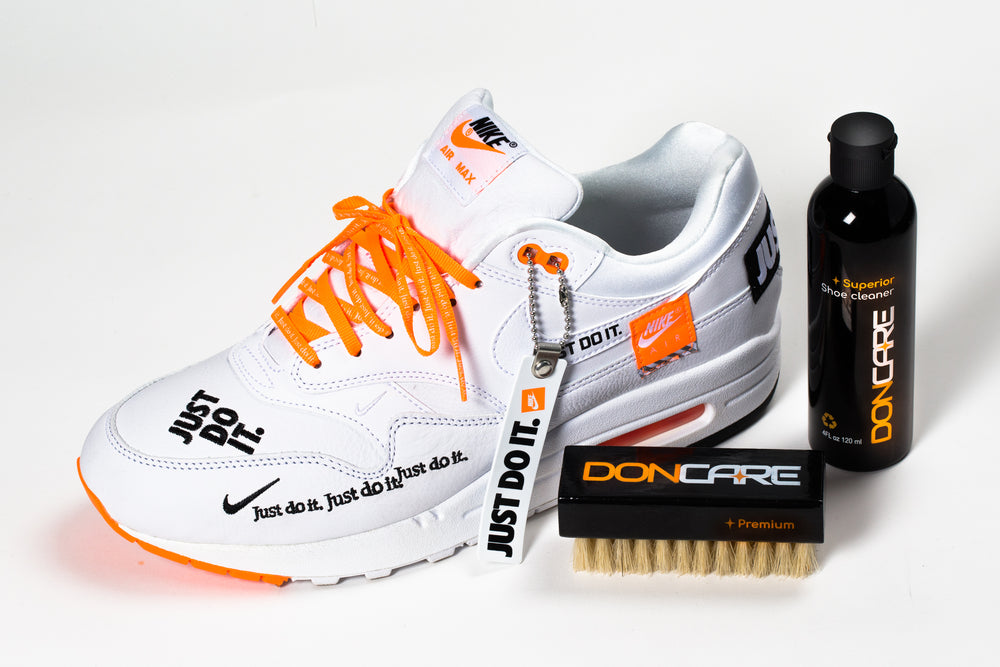 Sneaker blanche, nettoyant et brosse DonCare en studio